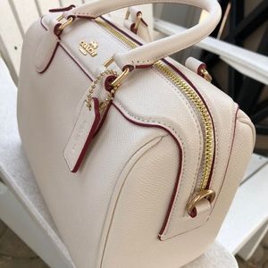 Coach Satchel how pretty it is !